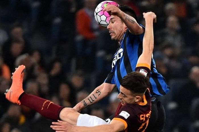 Pemain Internazionale Milan, Gary Medel (atas), berduel dengan pemain AS Roma, Stephan El Shaarawy, pada laga Serie A di Stadion Olimpico, Sabtu (19/3/2016) waktu setempat.