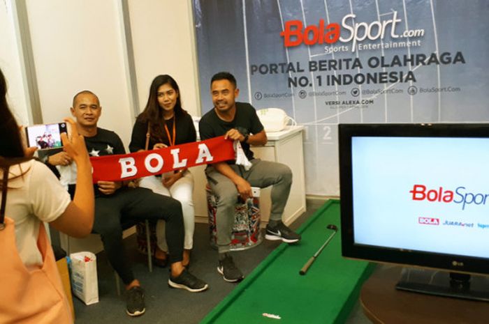 Kurniawan Dwi Yulianto dan Ponaryo Astaman sibuk memberikan waktu kepada masyarakat yang ingin berfoto bareng mereka di acara Indonesia Sport Expo & Forum di ICE, BSD City, Sabtu (5/5/2018).