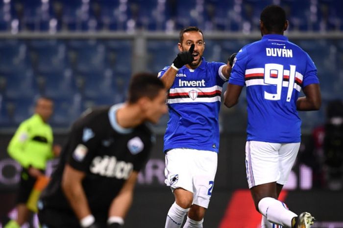 Striker Sampdoria, Fabio Quagliarella (kiri), merayakan gol yang dicetak Duvan Zapata (kanan) ke gawang Lazio dalam laga Liga Italia di Stadion Luigi Ferraris, Genoa, pada 3 Desember 2017.