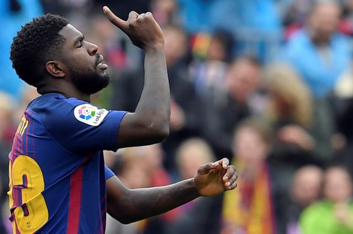 Samuel Umtiti melakukan selebrasi setelah mencetak gol ke gawang Valencia pada laga lanjutan Liga Spanyol di Stadion Camp Nou, Sabtu (14/4/2018) malam WIB.