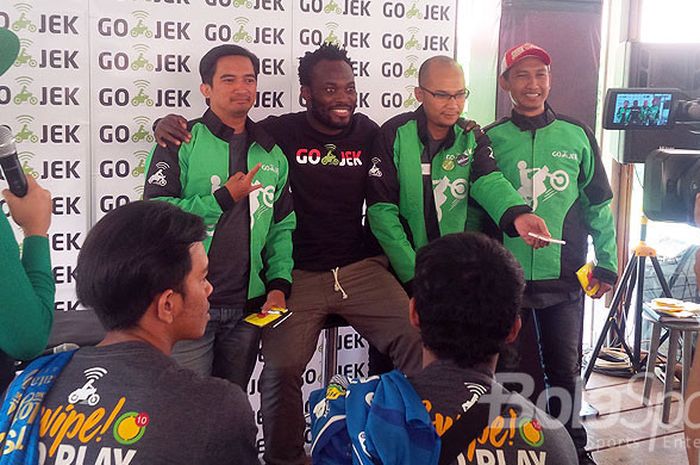 Marquee player Persib, Michael Essien, berfoto dengan  peserta meet and greet yang digelar GO-JEK di salah satu Cafe di Jalan Pakar Utara, Bandung Utara, Kamis (31/8/2017).