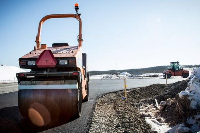 Tandem Roller dikerahkan untuk meratakan aspal pada Sirkuit KymiRing di kota Iitti, Finlandia yang d