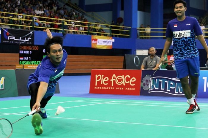 Pasangan ganda putra Indonesia, Mohammad Ahsan (kanan)/Angga Pratama, saat menjalani pertandingan melawan Chung Eui-seok/Seo Seung-jae (Korea Selatan) pada laga semifinal Kejuaraan Beregu Asia 2018 di Stadium Sultan Abdul Halim, Alor Setar, Kedah, Malaysia, Sabtu (10/2/2018).