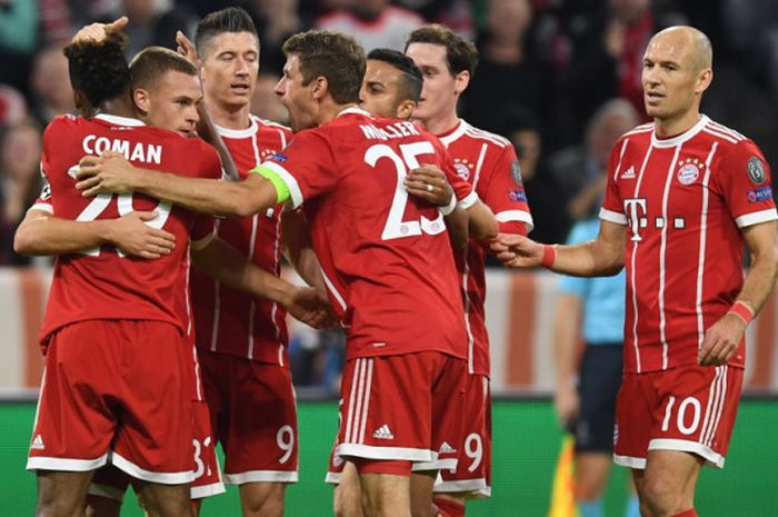 Bek Bayern Muenchen, Joshua Kimmich (kedua dari kiri), merayakan gol yang ia cetak ke gawang Celtic FC dalam laga Grup B Liga Champions 2017-2018 di Stadion Allianz Arena, MUenchen, Jerman, pada Rabu (18/10/2017).