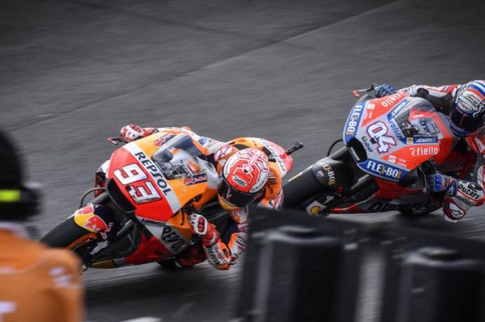 Marc Marquez (#93/Repsol Honda) bersaing dengan Andrea Dovizioso (#04/Ducati) pada balapan MotoGP Argentina di Autodromo Termas de Rio Hondo (8/4/2018).