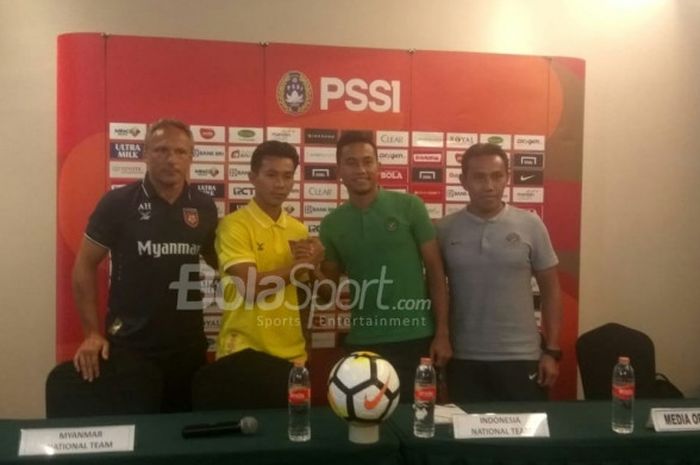 Pelatih dan pemain timnas Myanmar serta  timnas Indonesia; Antoine Hey, Si Thu Aung dan Ricky Fajrin, Bima Sakti dalam jumpa pers di Hotel Grand Zuri, Cikarang, Selasa (9/10/2018).