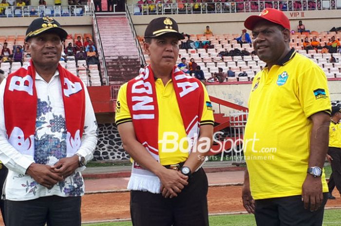 Dari kiri: Walikota Jayapura sekaligus Ketua Umum Persipura, Benhur Tomi Mano, Kapolda Papua Irjen Boy Rafli Amar, dan Kadispora Papua Yusuf Yambe Yabdi di Stadion Mandala Jayapura, Kamis (14/12/2017).