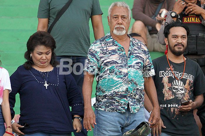 Mantan Presiden Timor Leste, Xanana Gusmao saat menyaksikan laga Piala AFF U-16 di Stadion Gelora Joko Samudro, Selasa (31/7/2018) antara Timor Leste kontra Vietnam.