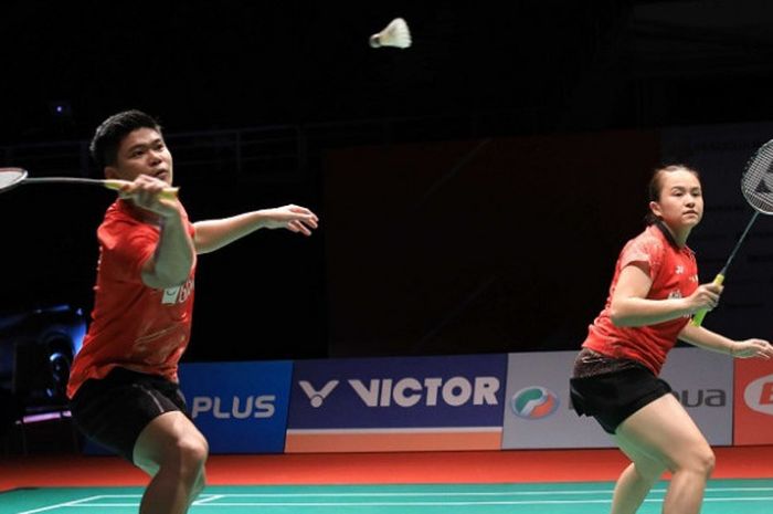 Pasangan ganda campuran Indonesia, Praveen Jordan/Melati Daeva Oktavianti, mengembalikan kok ke arah Ren Xiangyu/Zhou Chaomin (China) pada babak pertama Malaysia Masters 2019 di Axiata Arena, Rabu (16/1/2019).