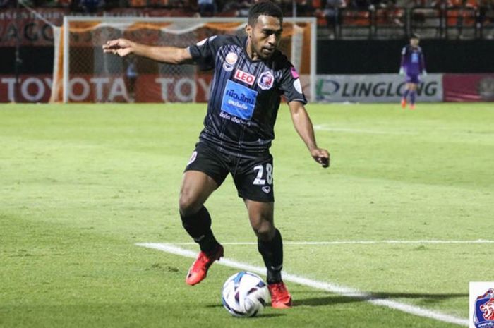  Aksi winger asal Indonesia, Terens Puhiri bersama klubnya, Port FC saat dijamu Ratchaburi FC pada laga pekan ke-19 Liga Thailand 1 2018 di Stadion Mtr Phol, Sabtu (16/6/2018).  