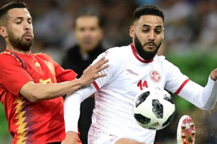 Jordi Alba dan Dylan Bromm berebut bola pada laga uji coba Tunisia vs Spanyol di Krasnodar, 9 Juni 2018. 