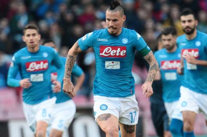 Kapten Napoli Marek Hamsik ikut mencetak gol ke gawang Sampdoria dalam partai Liga Italia di San Paolo, 23 Desember 2017.