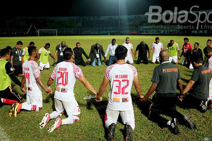 Pemain dan ofisial Persipura Jayapura melakukan doa bersama menjelang laga melawan Arema FC pada pekan ke-15 Liga 1 di Stadion Kanjuruhan Kabupaten Malang, Jawa Timur, Minggu (16/07/2017) malam.