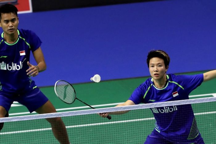 Pasangan ganda campuran Indonesia, Tontowi Ahmad/Liliyana Natsir, mengembalikan kok ke arah pasangan asal Republik Irlandia, Sam Magee/Chloe Magee. Kubu Indonesia mencatatkan kemenangan rubber game 21-19, 16-21, 21-10 pada laga 16 besar yang berlangsung di Emirates Arena, Glasgow, Skotlandia, Kamis (24/8/2017).