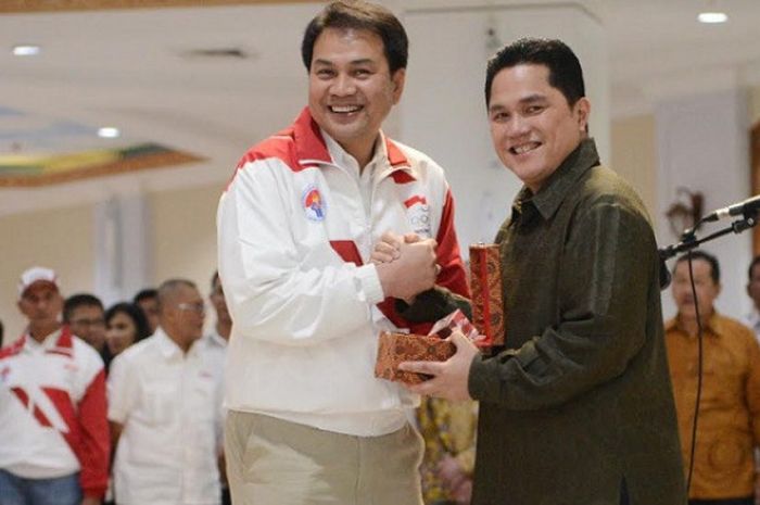 Chef de Mission Kontingen Indonesia untuk SEA Games 2017 Aziz Syamsuddin berpose dengan Ketua Umum Komite Olimpiade Indonesia Erick Thohir dalam pengukuhan Kontingen Indonesia di Wisma Kemenpora, Jakarta, Rabu (2/8/2017). 