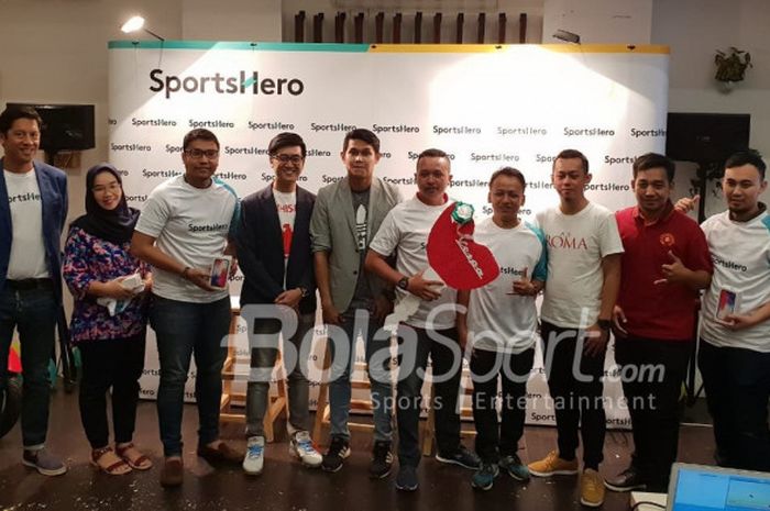 Agus Fajar Wahyudi memegang kunci vespa sebagai simbol kemenangan dalam kompetisi #FootballHero 2018 yang diselenggarakan oleh SportsHero Indonesia di restoran Aroma Sedap, Menteng, Jakarta, Selasa (14/8/2018).