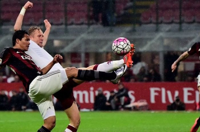 Penyerang AC Milan, Carlos Bacca (pertama dari kiri), berduel dengan bek Torino, Kamil Glik, pada laga lanjutan Serie A di Stadion San Siro, Sabtu (28/2/2016) atau Minggu dini hari WIB.