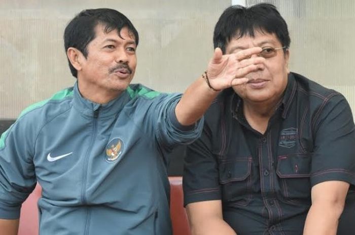 Pelatih timnas U-19, Indra Sjafri (kiri) berbincang dengan Ketua Departemen Tim Nasional PSSI, Gede Widiade saat skuat Garuda Muda uji coba kontra Perseden Denpasar di Stadion Kapten I Wayan Dipta, Gianyar, Jumat (19/5/2017). 