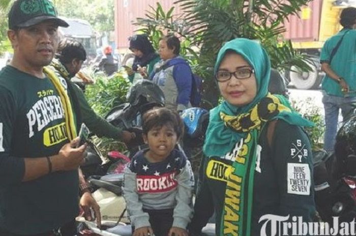 Siti Alifah sekeluarga, suporter Persebaya yang datang ke Stadion Surajaya, Lamongan untuk menyaksikan pertandingan Persela Lamongan vs Persebaya, Jumat (30/3/2018), pukul 15.30 WIB. 