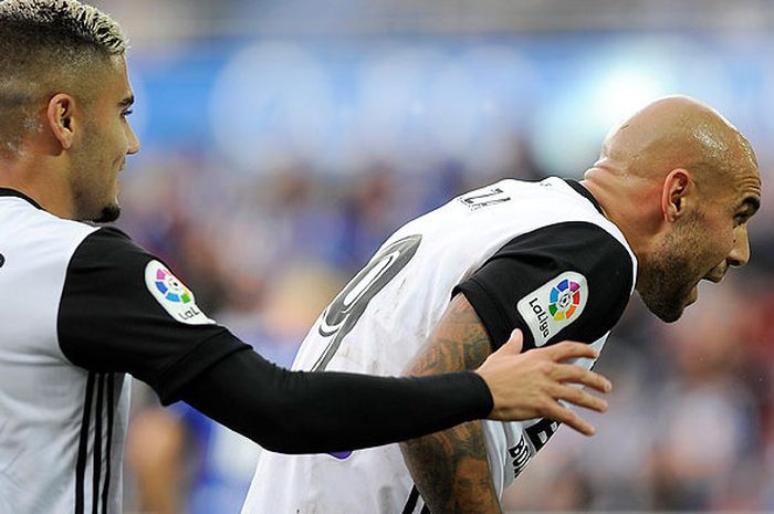 Striker Valencia, Simone Zaza (kanan), merayakan gol bersama rekan setimnya saat melawan Deportivo Alaves dalam laga lanjutan Liga Spanyol 2017-2018 di Stadion Mendizorroza, Vitoria, pada 28 Oktober 2017.