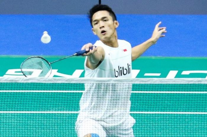 Pebulu tangkis tunggal putra nasional, Jonatan Christie, mengembalikan kok dari Son Wan-ho pada babak kedua Singapura Terbuka yang berlangsung di Singapore Indoor Stadium, Kamis (13/4/2017). Jonatan menang 21-15, 21-18