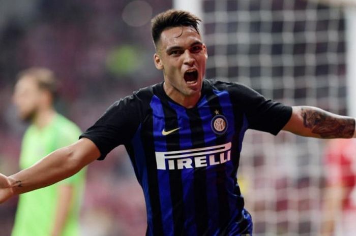 Selebrasi striker Inter Milan, Lautaro Martinez, selepas mencetak gol ke gawang Atletico Madrid dalam partai International Champions Cup di Wanda Metropolitano, Madrid, 11 Agustus 2018.