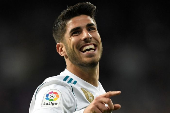 Gelandang Real Madrid, Marco Asensio, merayakan gol yang dia cetak ke gawang Las Palmas dalam laga Liga Spanyol di Stadion Santiago Bernabeu, Madrid, pada 5 November 2017.