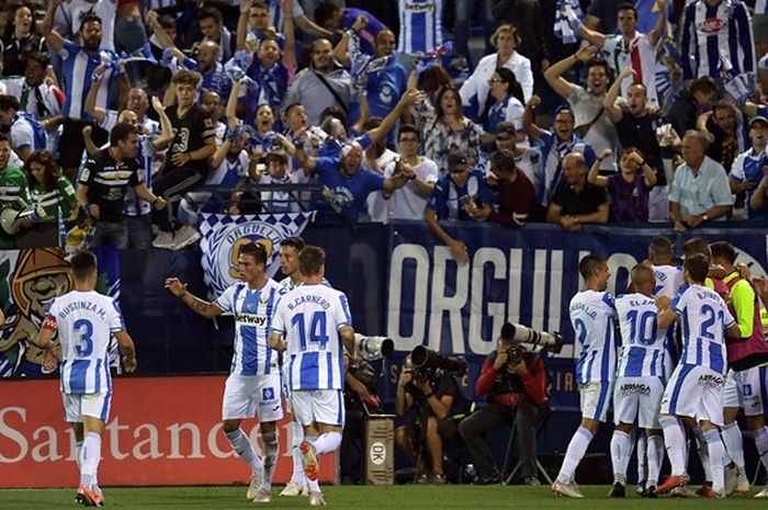 Para pemain Leganes merayakan gol yang dicetak ke gawang FC Barcelona dalam laga Liga Spanyol di Stadion Municipal de Butarque, Leganes, Spanyol pada 26 September 2018.