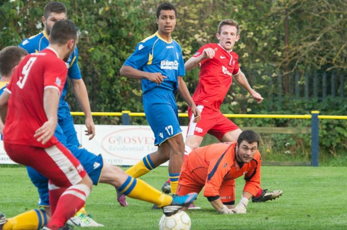 Cheltenham Saracens (jersey biru-kuning) saat lakoni laga  Hellenic League Division One West, kasta kesembilan Liga Inggris, pada musim 2012-2013.