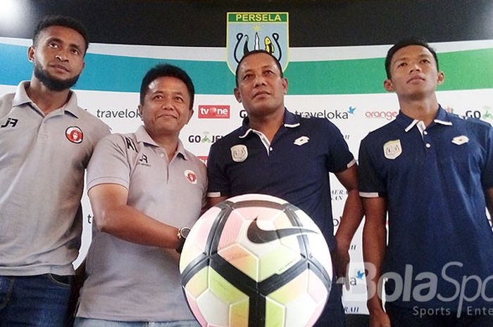 Pemain dan pelatih Perseru, Arthur Bonai dan Agus Yuwono berjabat tangan dengan pelatih Persela, Ragil Sudirman serta pemain belakang, Eky Taufik, di sekertariat Persela Lamongan, pada Kamis (7/9/2017).