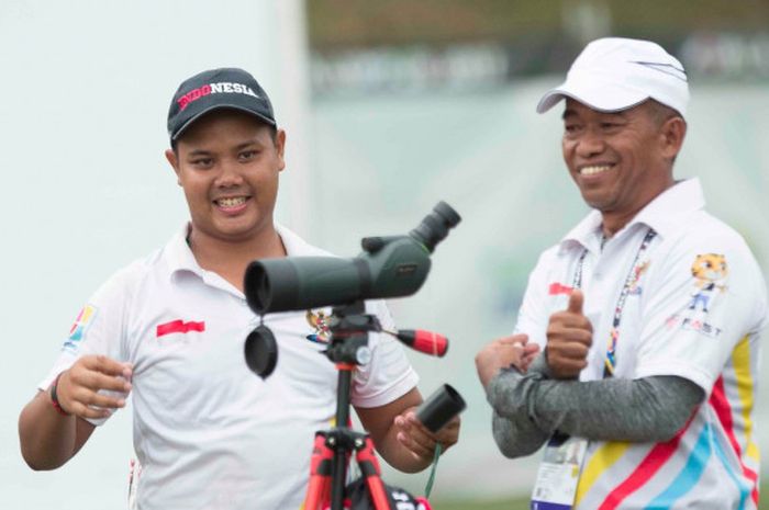 Pemanah putra Indonesia, Prima Wisnu Wardhana, saat menjalani pertandingan compound perorangan SEA Games 2017 di Synthetic Turf Field, National Sports Council, KL Sports City, Rabu (16/8/2017).