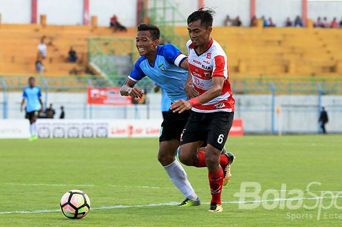 Bek Persela Lamongan, Eky Taufik (kiri), berebut bola dengan pemain Madura United, Andik Rendika Ram