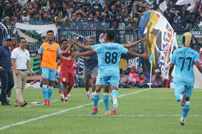   Striker Persela, Diego Assis (88) merayakan gol ke gawang Persebaya pada laga pekan kedua Liga 1 2018 di Stadion Surajaya, Lamongan, 30 Maret 2018.  