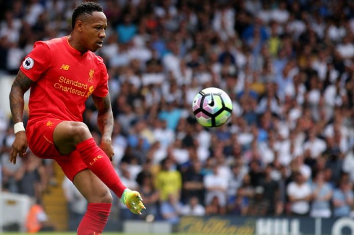 Aksi bek sayap kanan Liverpool FC, Nathaniel Clyne, dalam pertandingan Liga Inggris 2016-2017 menghadapi Tottenham Hotspur di Stadion White Hart Lane, London, Inggris, pada 27 Agustus 2016.