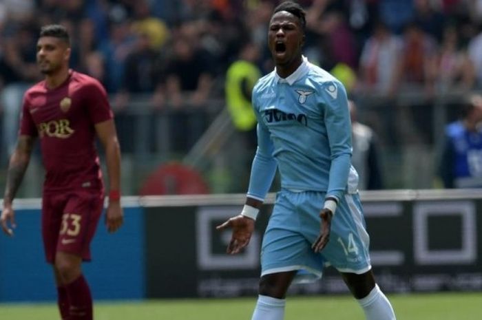 Penyerang Lazio, Keita Balde Diao (kanan), merayakan golnya ke gawang AS Roma dalam partai lanjutan Liga Italia di Stadion Olimpico, Roma, 30 April 2017.