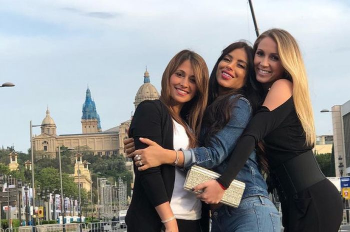 Daniella Semaan berada di antara Sofia Balbi (kanan) dan Daniella Semaan