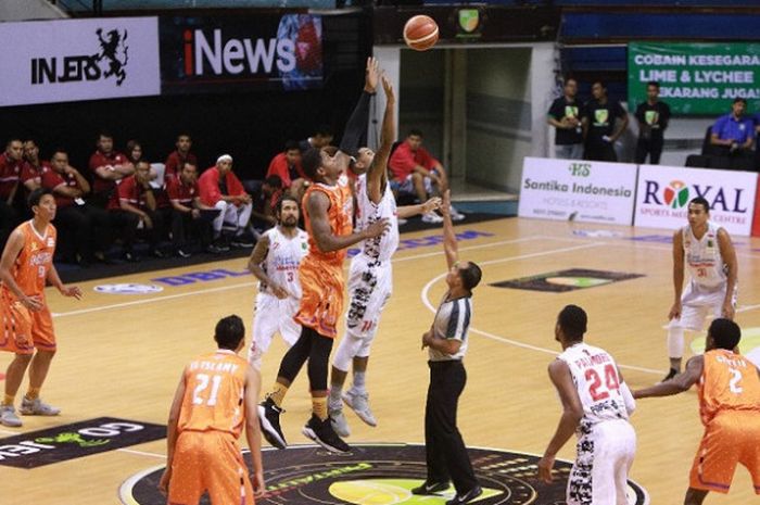 Suasana pertandingan antara NSH Jakarta melawan Hang Tuah pada lanjutan IBL seri Surabaya di DBL Arena, Jumat (19/1/2018).