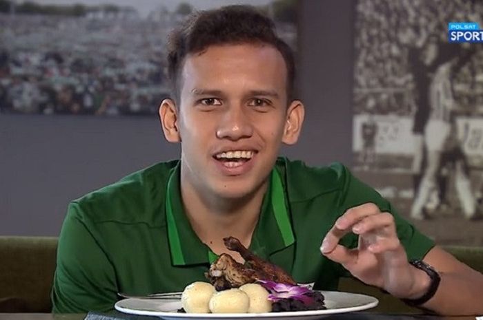   Egy Maulana Vikri saat mencicipi makanan Khas Polandia di Lechia Gdansk  