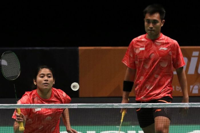 Pasangan ganda campuran Indonesia, Hafiz Faisal/Shela Devi Aulia, mengembalikan kok ke arah Phengsakoun Phonepadith/Bouphakesone Lomany (Laos) pada laga babak kedua SEA Games 2017 di Axiata Arena, Bukit Jalil, Kuala Lumpur, Malaysia, Sabtu (26/8/2017).