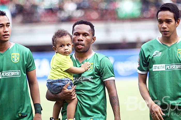 Pemain Persebaya, Abu Rizal (kiri), Ferinando Pahabol (tengah), dan Misbakhus Solikin, berpose sebelum laga kontra Madura United pada laga Grup C Piala Presiden 2018 di Gelora Bung Tomo Surabaya, Minggu (28/1/2018).