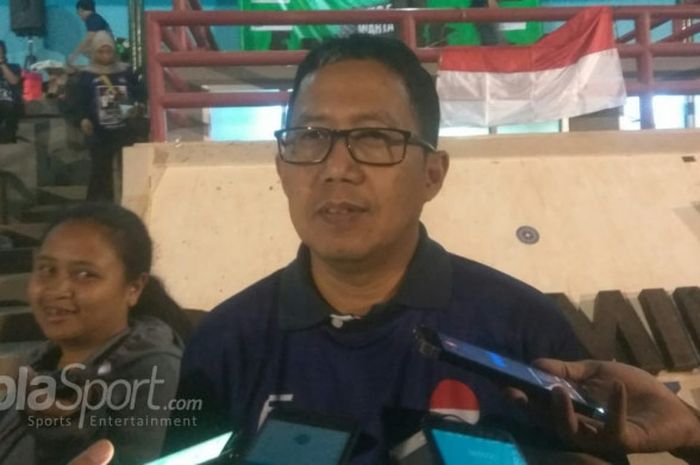 Wakil Ketua Umum PSSI Joko Driyono menjawab pertanyaan wartawan di Lapangan Pertamina Simprug, Jakarta, Sabtu (28/7/2018).