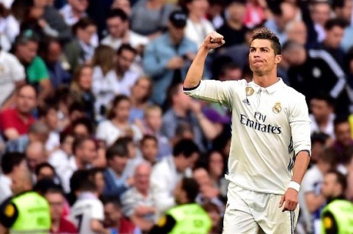 Penyerang Real Madrid, Cristiano Ronaldo, merayakan golnya seusai membobol gawang Sevilla pada pertandingan La Liga di Stadion Santiago Bernabeu, 14 Mei 2017.  