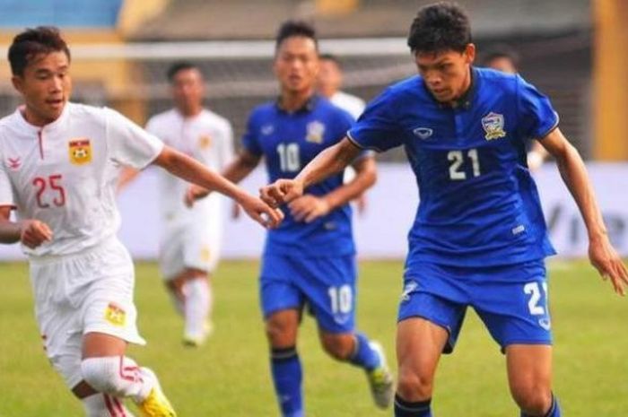 Penampilan striker Thailand U-19, Supachai Jaided, saat membantu timnya mengalahkan Laos U-19 2-1 pada fase grup Piala AFF U-19 2016 di Stadion Hang Day, Hanoi, Vietnam, 12 September 2016.