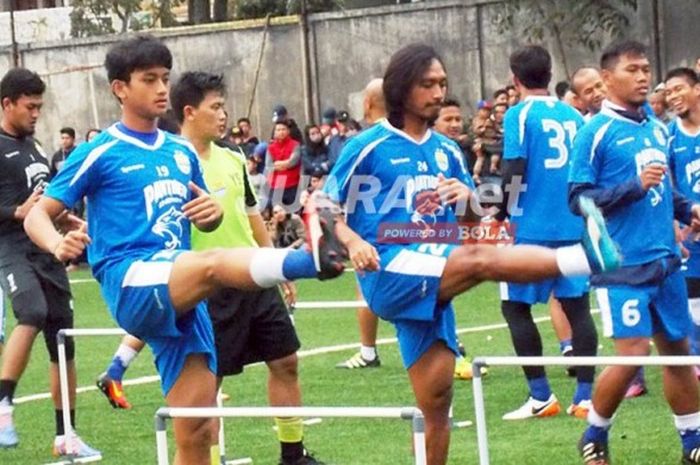 Pemain Persib berlatih di Lapangan Lodaya, Kota Bandung.