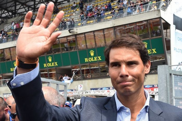 Petenis putra Spanyol, Rafael Nadal, melambaikan tangan kepada penonton saat menghadiri balapan ketahanan 24 Jam di Sirkuit Le Mans, Prancis, Sabtu (16/6/2018).