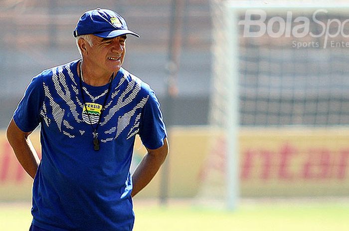 Pelatih Persib Bandung, Roberto Carlos Mario Gomez, saat memimpim latihan tim di Gelora Bung Tomo Surabaya, Rabu (25/7/2018), menjelang laga melawan Persebaya Surabaya dalam partai tunda Liga 1 2018.