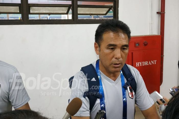 Pelatih timnas U-19 Jepang, Masanaga Kageyama saat menjawab pertanyaan wartawan pasca laga kontra timnas U-19 Iraq di Stadion Pakansari, Kabupaten Bogor, Kamis (25/10/2018).