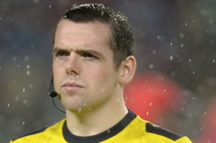 Hakim garis pertandingan FC Barcelona versus Olympiacos Piraeus, Douglas Ross.