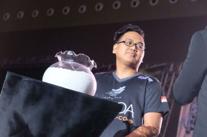 Kapten tim eSports Aerowolf Roxy, Afrindo'G'Valentino, mengambil undian pada acara drawing Mobile Legends Southeast Asia Cup 2018 di JIExpo Kemayoran, Kamis (26/7/2018) malam.