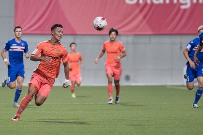 Penyerang Albirex Niigata, Tsubasa Sano mencoba membawa bola untuk menusuk pertahanan Warriors FC pada final Piala Liga Singapura 2017 di Stadion Jalan Besar pada 21 Juli 2017. 